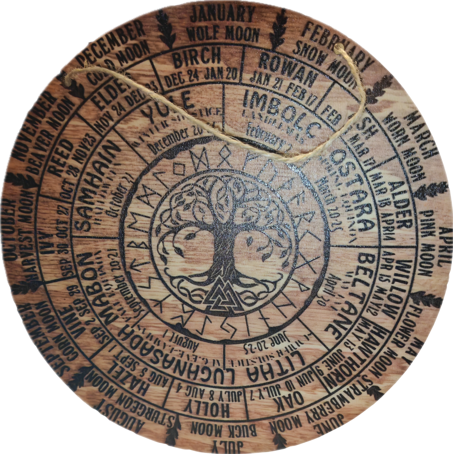 Houten bord met o.a. jaarwiel,volle manen etc