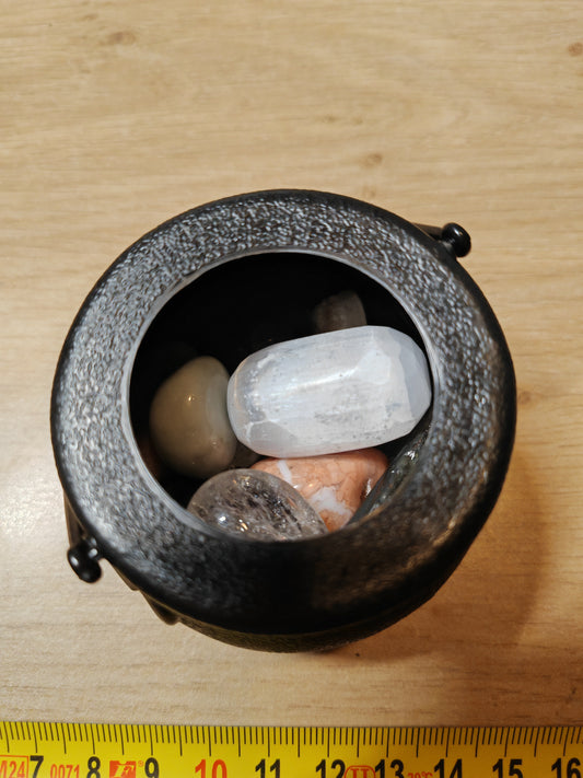 Heksenketeltje (plastic) gevuld met diverse edelstenen